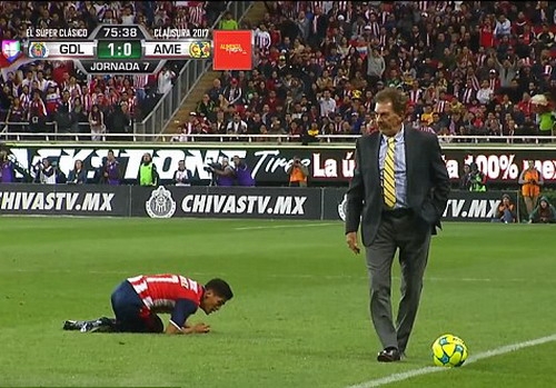 La Volpe sau pha cản phá bóng thành công trước Jesus Sanchez