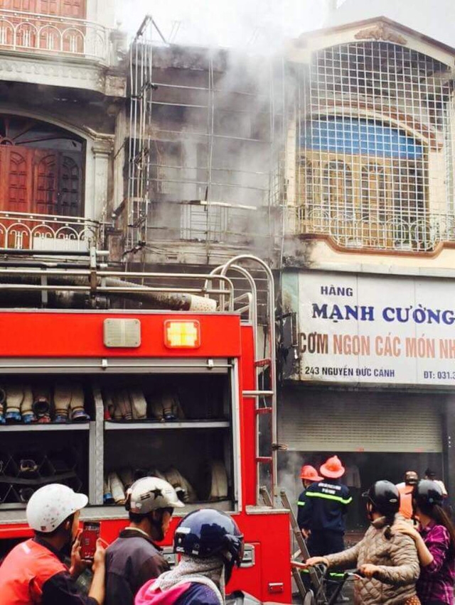  Sau đám cháy, ngôi nhà 2 tầng bị thiêu rụi. (ảnh: CTV) 