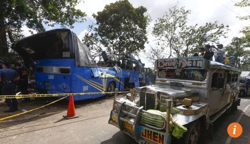Xe bus đâm cột điện, 14 người chết thảm ảnh 1