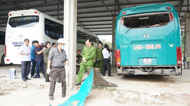 Ben trong xe giuong nam phat no giua dem lam 2 nguoi chet hinh anh 8