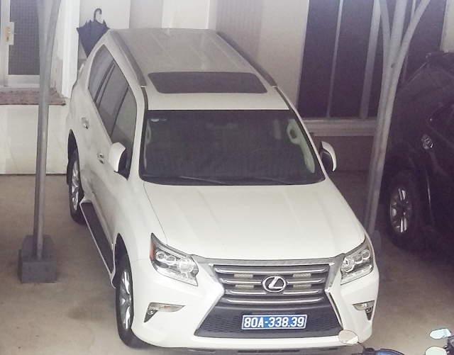  Xe Lexus đang đậu tại nhà xe UBND tỉnh Cà Mau do doanh nghiệp tặng tỉnh. 