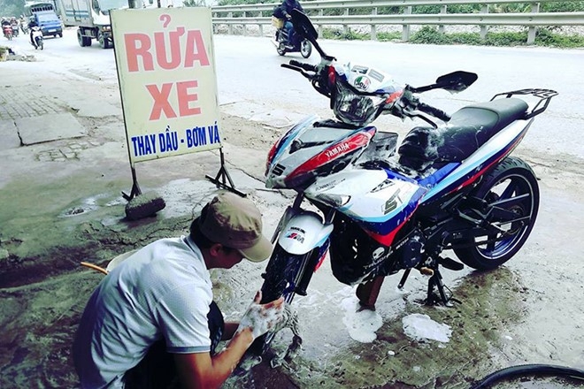Hai co gai chay xe may tu Nam ra Bac trong 40 gio hinh anh 2
