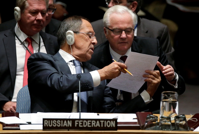 Ngoại trưởng Nga Sergey Lavrov trao đổi cùng Đại sứ Vitaly Churkin trong phiên họp của Hội đồng Bảo an Liên Hợp Quốc năm 2014 (Ảnh: Reuters)
