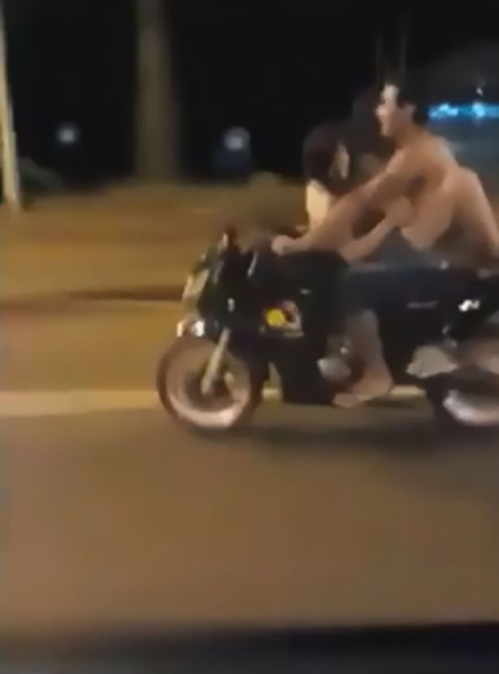 soc: doi nam nu vua di xe may vua lam 'chuyen ay' tren duong pho - 2