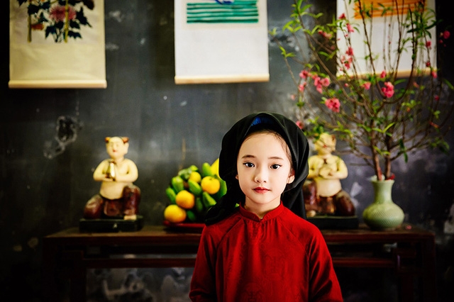 Trương Bảo Anh, cô bé có ngoại hình giống nữ diễn viên Châu Tấn gần đây rất được các hãng thời trang và các nhiếp ảnh gia tín nhiệm. Trong bộ ảnh này, Bảo Anh vào vai một cô gái Hà thành xưa, mặc áo dài, quấn khăn mỏ quạ.