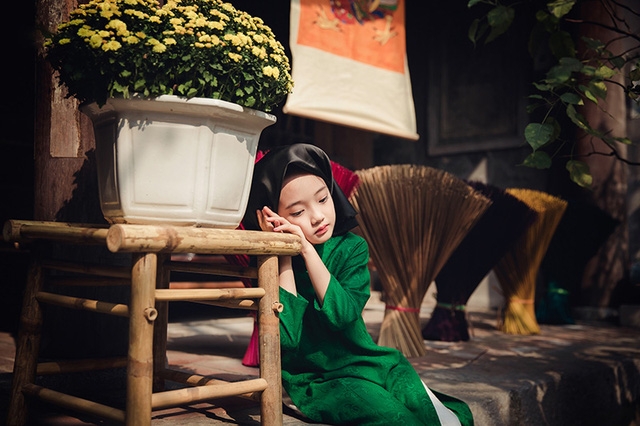 Thần thái biểu diễn hình ảnh của cô bé 8 tuổi ngày càng thuận thục so với cách đây 2 năm, khi mới được biết tới.