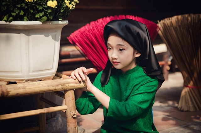 Áo dài được cắt may theo lối cổ điển, cổ cao và ống tay ngắn, thân áo rộng chứ không bó sát như hiện nay.