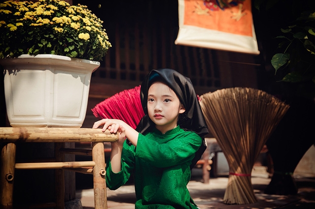 Chiếc khăn mỏ quạ vốn gắn liền với áo tứ thân nay được kết hợp với áo dài