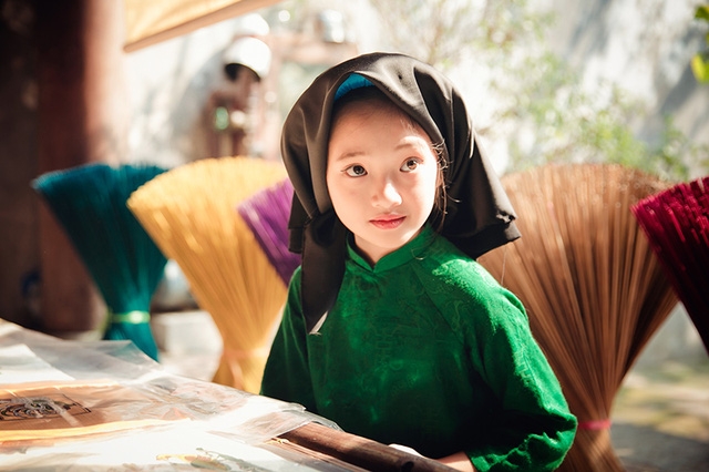 Sự hồn nhiên và điềm đạm cùng toát lên trong thần thái của nàng mẫu nhí.