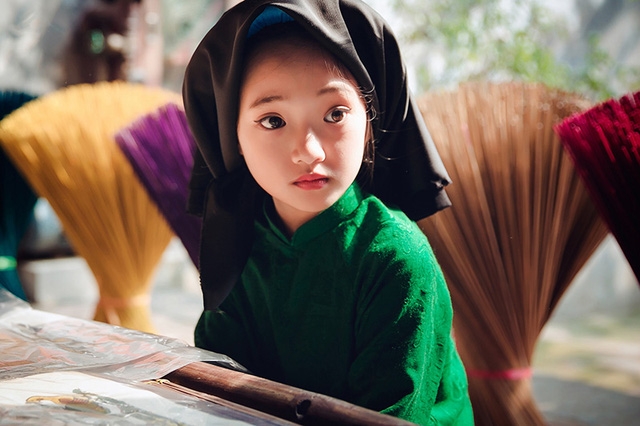 Cô bé và mẹ đều rất thích mặc áo dài. Trang phục truyền thống Việt Nam mang mang tới những cảm xúc khác nhau cho người mặc.