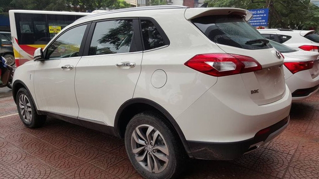 Một mẫu xe mới của Trung Quốc tại Việt Nam, dù mẫu mã đẹp, nhưng chủ showroom nhập xe khá vất vả để bán chỉ bởi đây là xe xuất xứ Trung Quốc