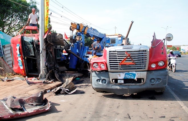 Bon nguoi thoat chet trong dau xe container dut doi hinh anh 1