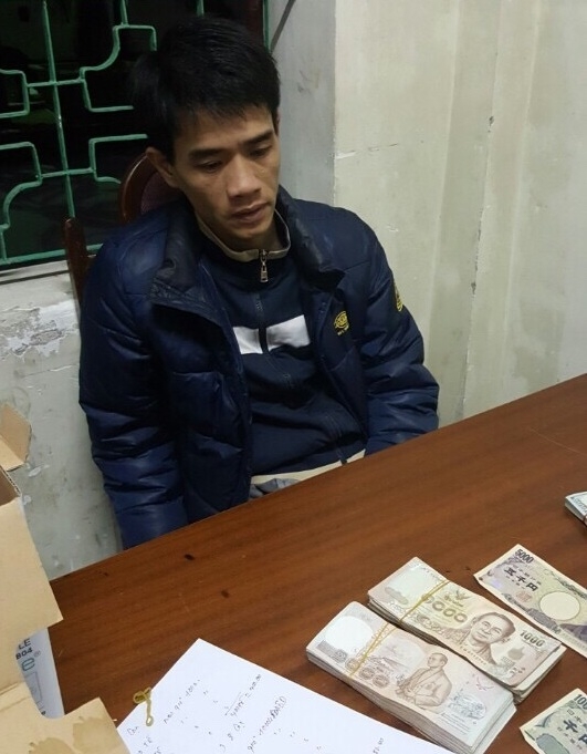 Đối tượng Bình cùng số tiền tang vật tại cơ quan công an.