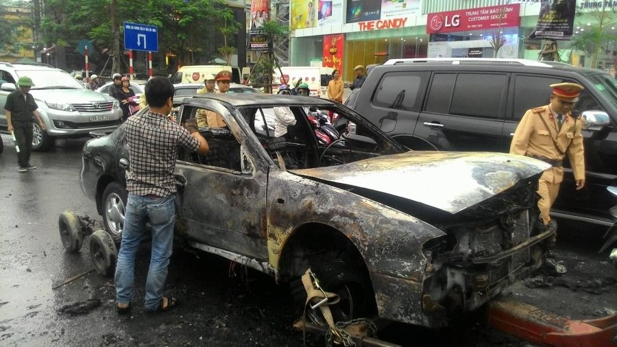 Hà Nội, cháy ô tô, xế hộp cháy trơ khung