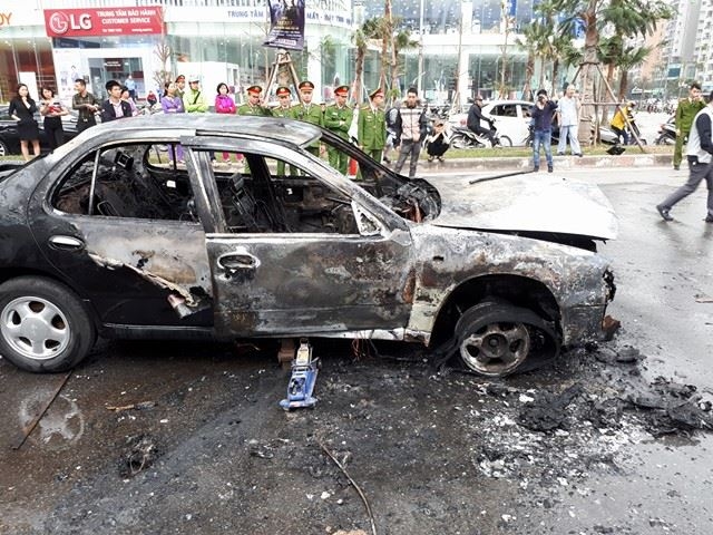 Hà Nội, cháy ô tô, xế hộp cháy trơ khung