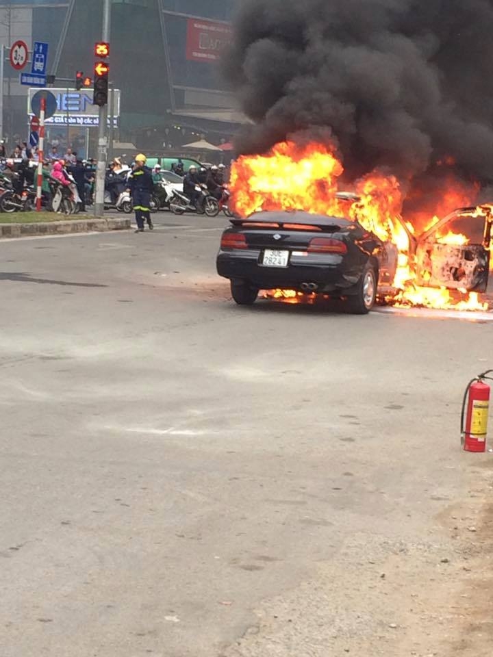 Hà Nội, cháy ô tô, xế hộp cháy trơ khung