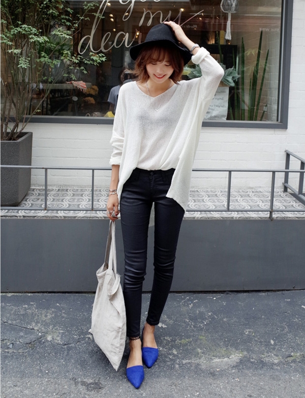 Lạnh bất chợt thế này, các nàng hãy tham khảo ngay những cách diện áo len chui đầu đúng điệu - Ảnh 1.