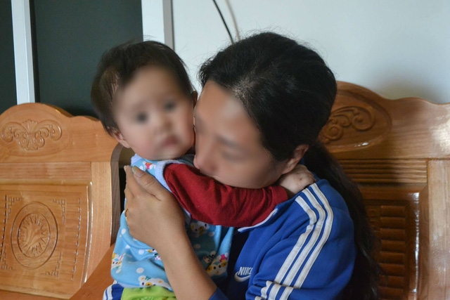  Chị P và con gái đau xót trước hành vi phạm tội của Cường. Ảnh: Đ.Tuỳ 