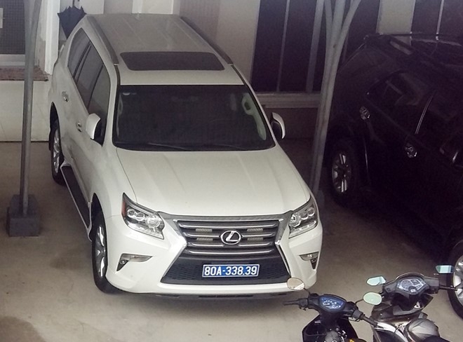 Ca Mau go bien so xanh 80A tren xe Lexus doanh nghiep tang hinh anh 1