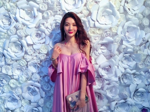 khoa than trong tuyet, hot girl xu dai bi nghi ngo chieu tro hinh anh 4