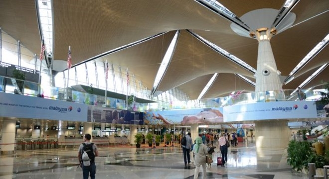 Nu nghi pham non mua, Malaysia tay doc toan bo san bay hinh anh 1