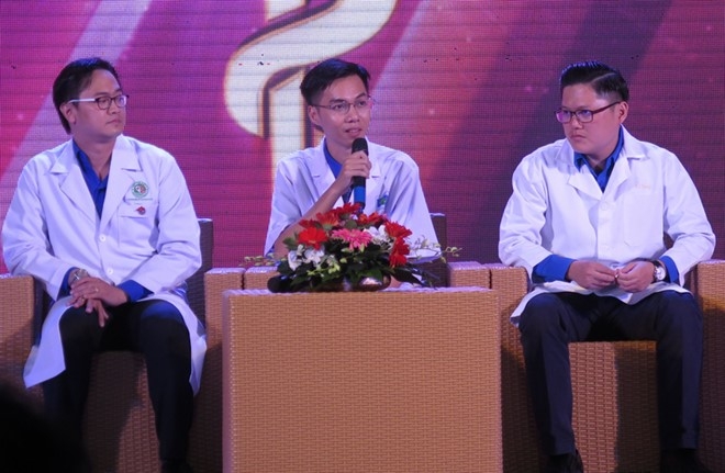 Bac si ke chuyen dieu tri cho pham nhan ung thu xam day minh hinh anh 1