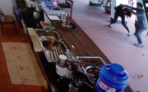 doi tuong nguoi trung quoc bat ngo tan cong co gai ban ca phe hinh 2