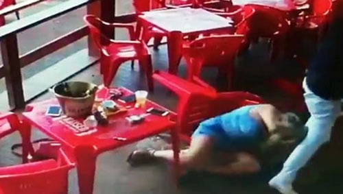 co gai tre tuc gian xong vao quan ca phe 