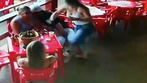 co gai tre tuc gian xong vao quan ca phe 