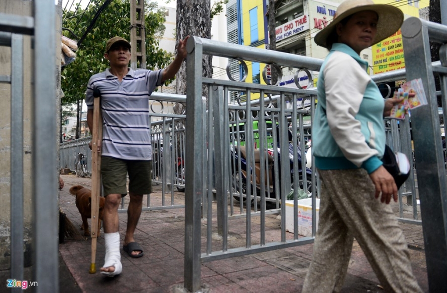 Dai phan cach via he nhu chuong thu o Sai Gon hinh anh 2