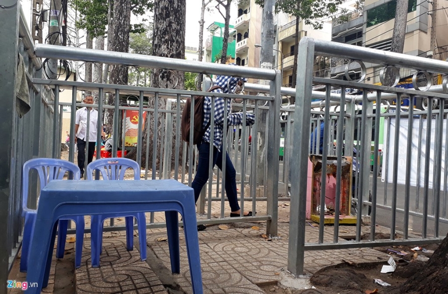 Dai phan cach via he nhu chuong thu o Sai Gon hinh anh 4