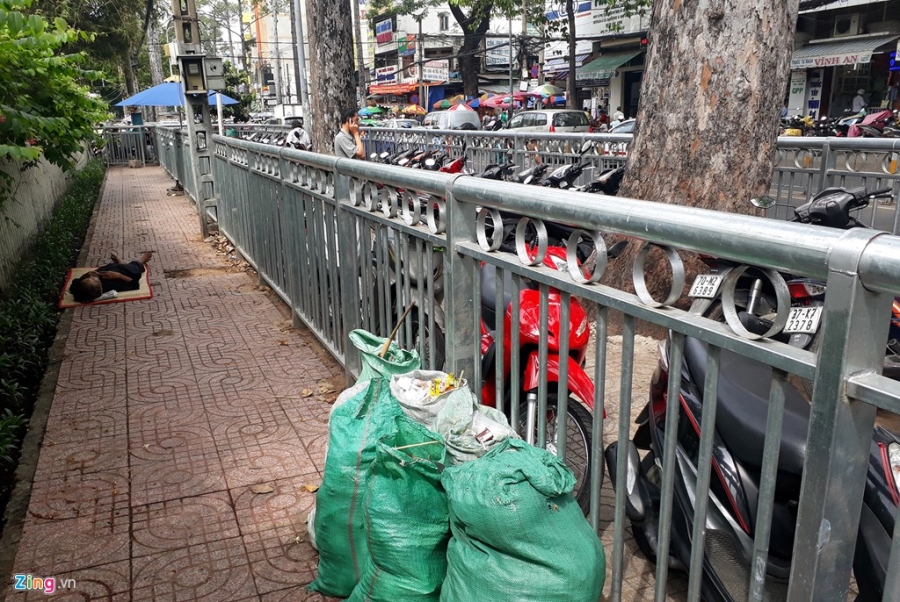 Dai phan cach via he nhu chuong thu o Sai Gon hinh anh 9
