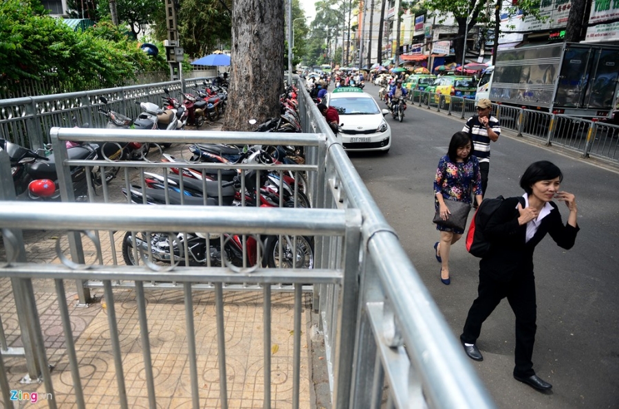 Dải phân cách vỉa hè như chuồng thú ở Sài Gòn hình ảnh 12 Dai phan cach via he nhu chuong thu o Sai Gon hinh anh 12