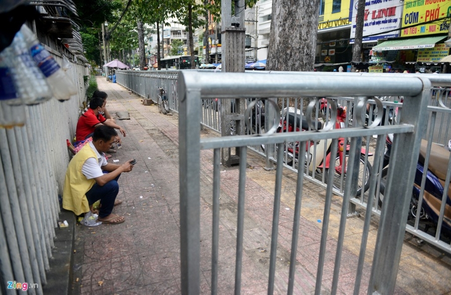 Dải phân cách vỉa hè như chuồng thú ở Sài Gòn hình ảnh 14 Dai phan cach via he nhu chuong thu o Sai Gon hinh anh 14