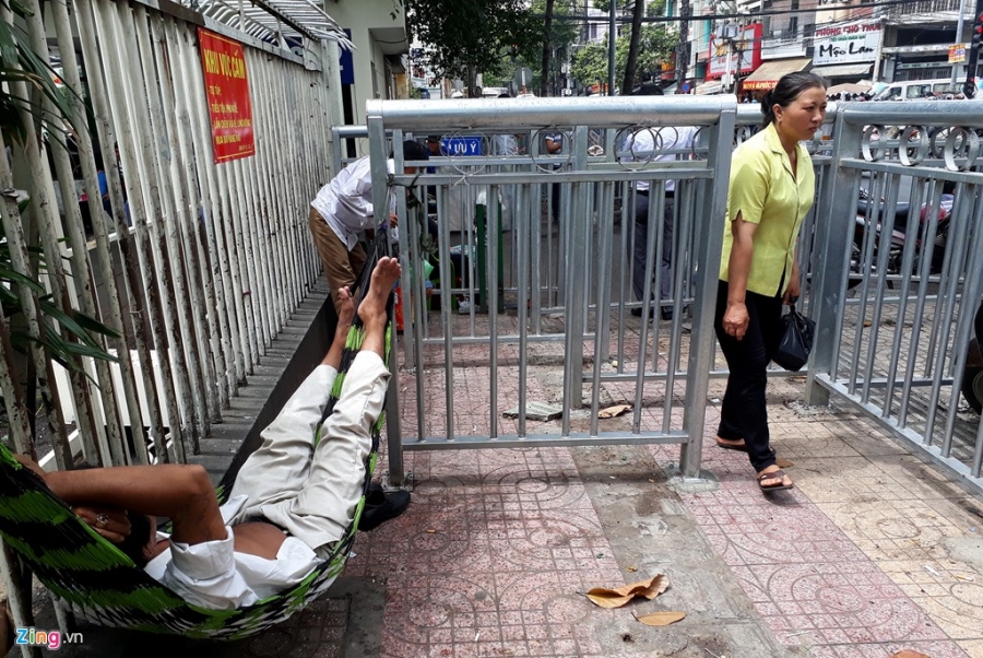 Dải phân cách vỉa hè như chuồng thú ở Sài Gòn hình ảnh 20 Dai phan cach via he nhu chuong thu o Sai Gon hinh anh 20
