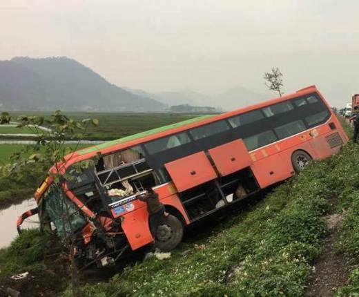  Hành khách phá cửa kính thoát ra ngoài. Ảnh: CTV 