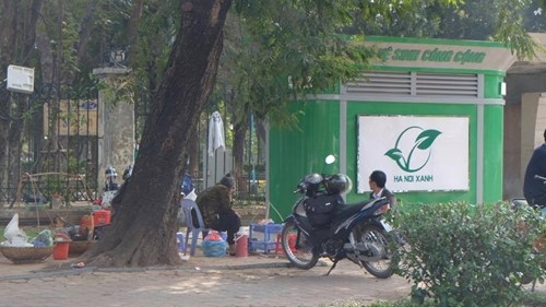 Vì sao việc 'phủ sóng' 1.000 nhà vệ sinh ở Hà Nội chậm như rùa? ảnh 1