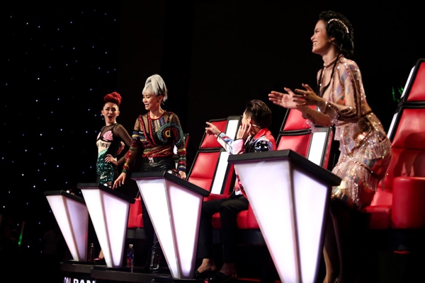 4-huan-luyen-vien-noi-da-ga-vi-giong-ca-phi-gioi-tinh-1