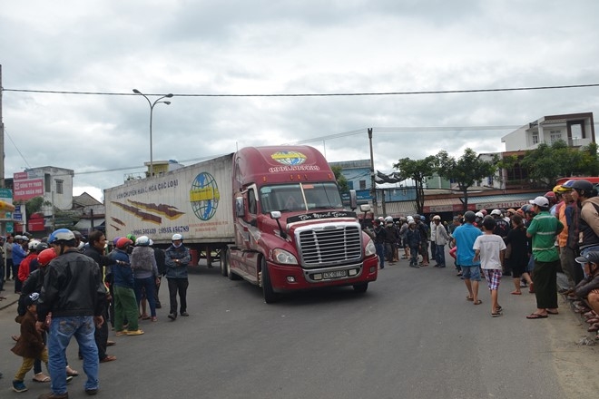 Bi cuon vao gam xe container nu sinh lop 8 tu vong hinh anh 1