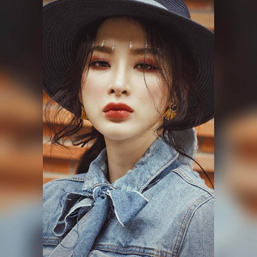 angela phuong trinh lai khien fan 