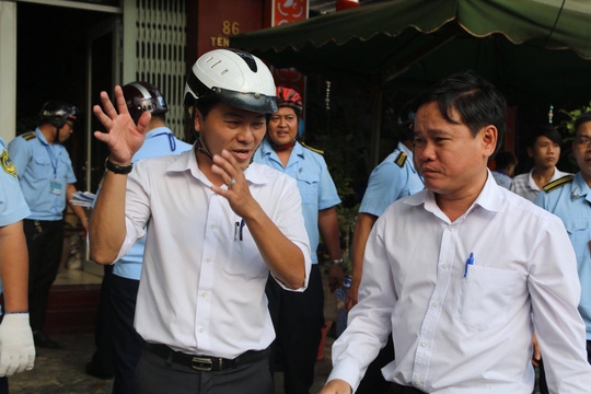  Ông Nguyễn Gia Thái Bình, Phó Chủ tịch UBND quận Bình Tân (bìa phải) xuống đường đòi lại vỉa hè. 