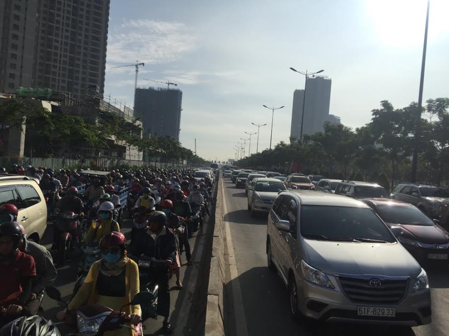 o to va cham lien hoan, xa lo ha noi un tac ngay dau tuan hinh anh 1