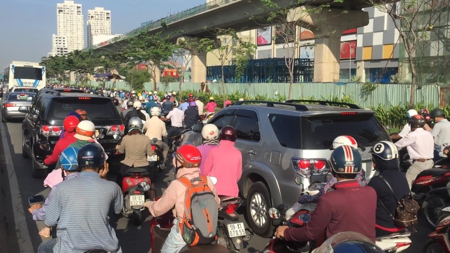 o to va cham lien hoan, xa lo ha noi un tac ngay dau tuan hinh anh 2