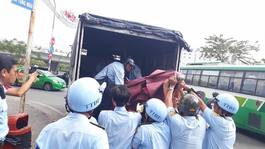  Các vật dụng chiếm vỉa hè đều bị thu gom, không có ngoại lệ 
