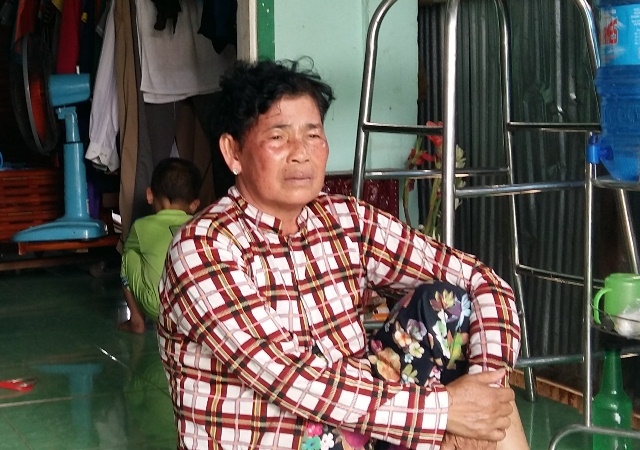  Bà Trần Thị Tám , mẹ đẻ của chị H. buồn rầu kể lại vụ việc 