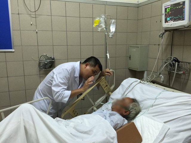  Chăm sóc bệnh nhân ngộ độc rượu tại Trung tâm Chống độc, Bệnh viện Bạch Mai. (Ảnh minh họa: V.Thu) 