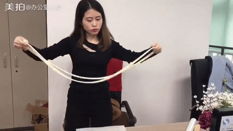 Hết nấu lẩu, nướng thịt, nữ nhân viên bá đạo còn tự nhào bột làm mỳ ăn luôn trong giờ! - Ảnh 2.