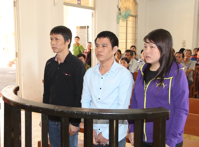 Các bị cáo tại tòa (lần lượt từ trái sang phải là An, Nhì và Lượm)