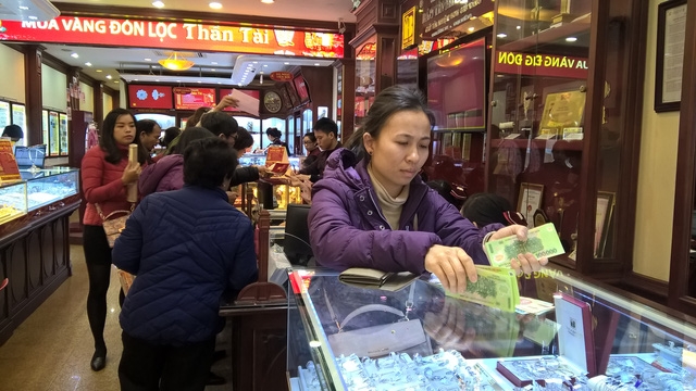  Phiên giao dịch sáng nay 1/3, giá vàng SJC đồng loạt giảm xuống mức thấp nhất hơn 1 tháng qua, khi giá vàng thế giới đi xuống. 