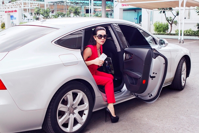 Xe ô tô của Hoa hậu Quý bà thuộc dòng Audi, được cô mua từ khá lâu để phục vụ cho việc đi lại của bản thân.